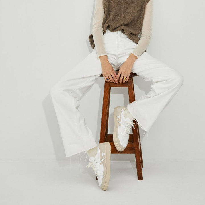 Baskets blanches et beiges ZETA B1 portées, parfaites pour un style casual et responsable au quotidien.