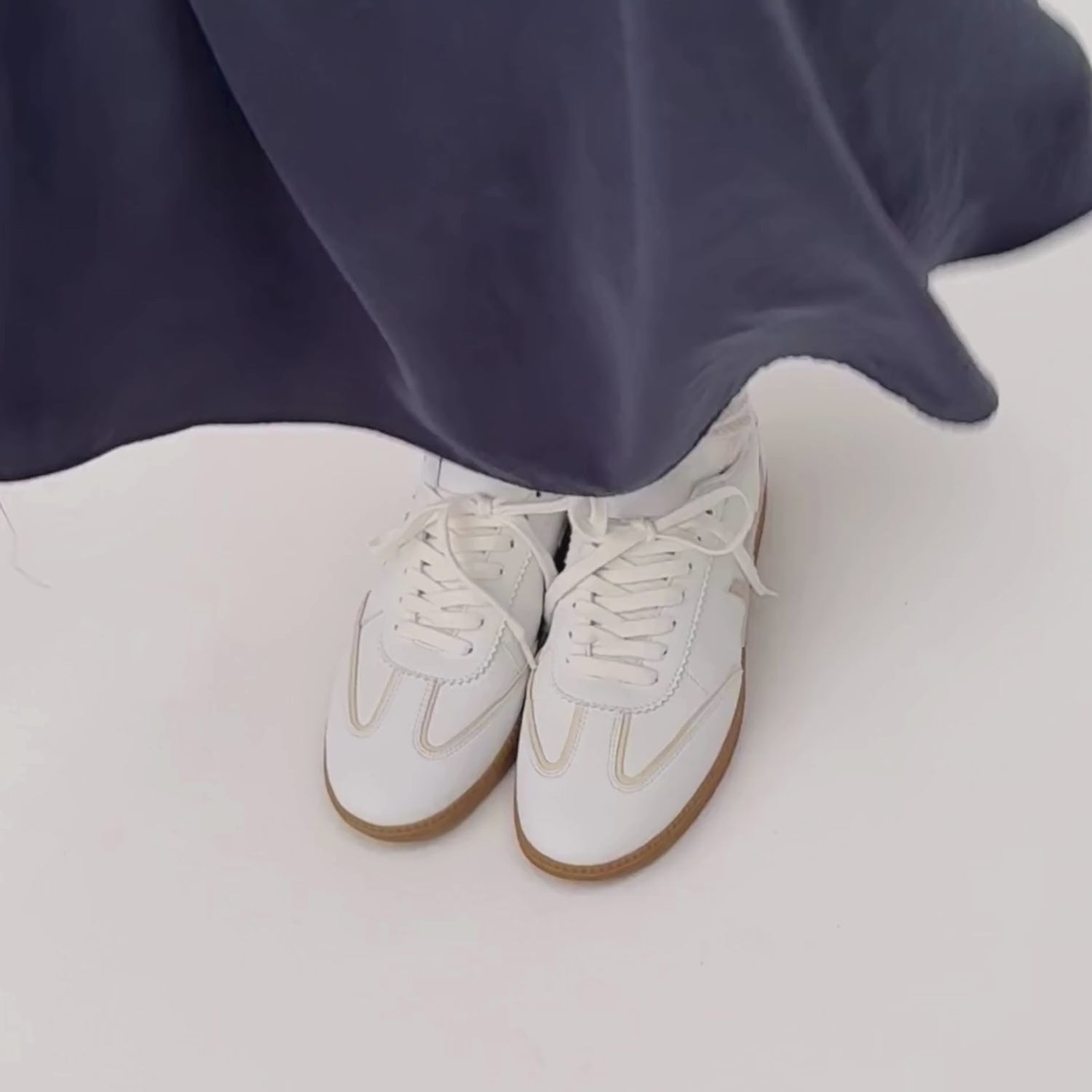 Baskets blanches à semelle fin de la marque Zèta portées par notre modèle