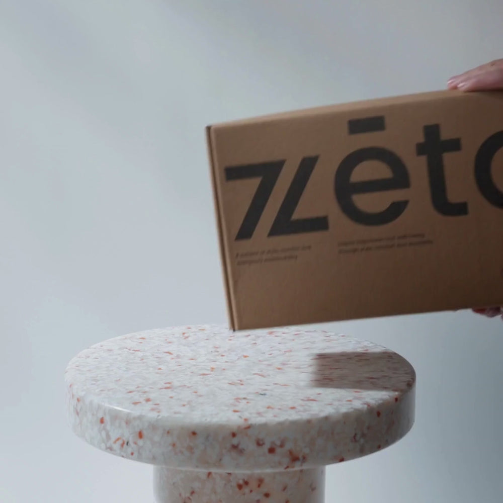 Vidéo des baskets blanches et beiges ZETA B1 en mouvement, mettant en avant leur confort et leur élégance.